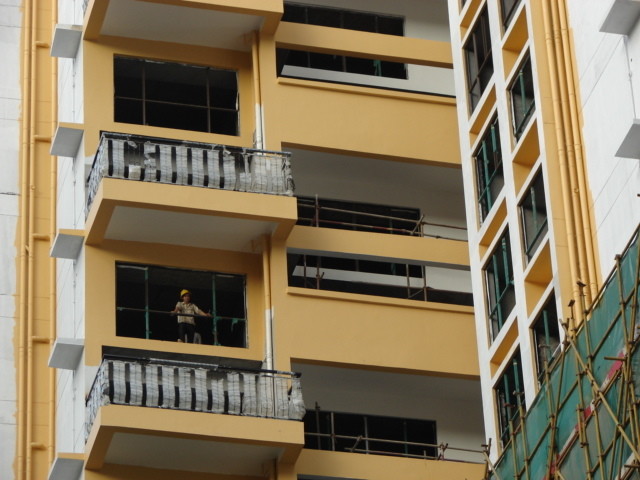 自建房阳台往外悬挑2米,比别人家的宽敞,师傅:不加固迟早要塌