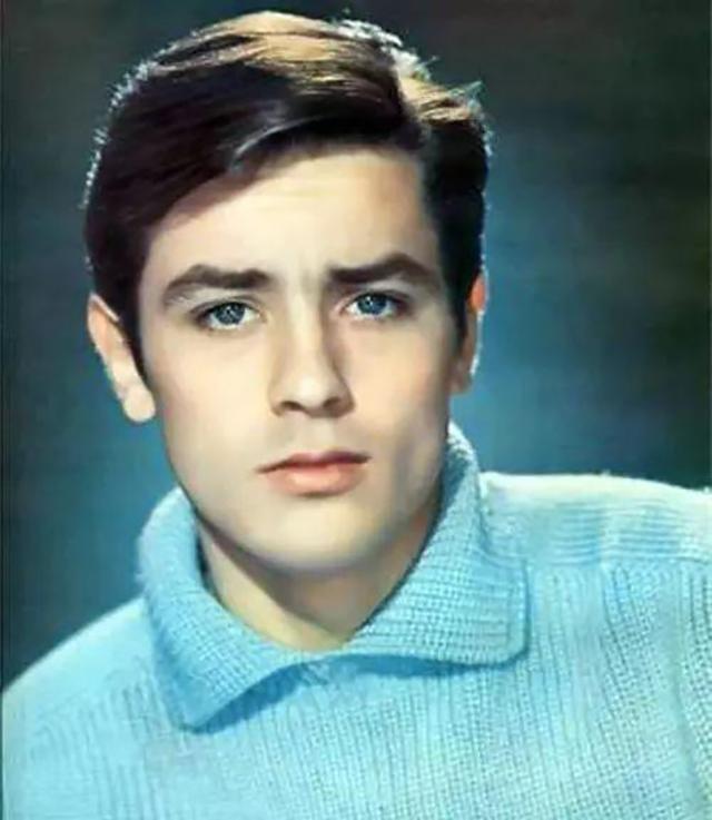 他周生独特的忧郁气质打动了当时的制片人,激动之余,阿兰德龙也被正式