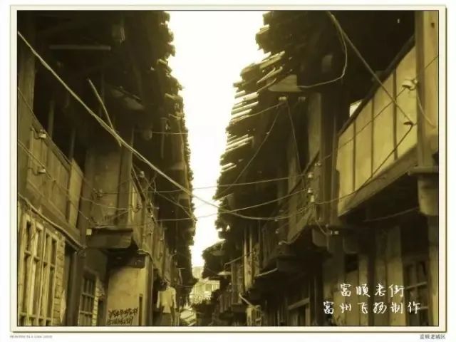 从江边看到这个川南民居建筑便进入东湖镇老街——菊家桥街.