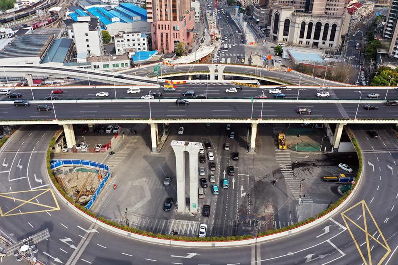 上海北横通道主线工程又进一步天目路转盘立交跨南北高架顶梁柱吊装