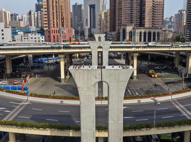 上海北横通道主线工程又进一步天目路转盘立交跨南北高架顶梁柱吊装