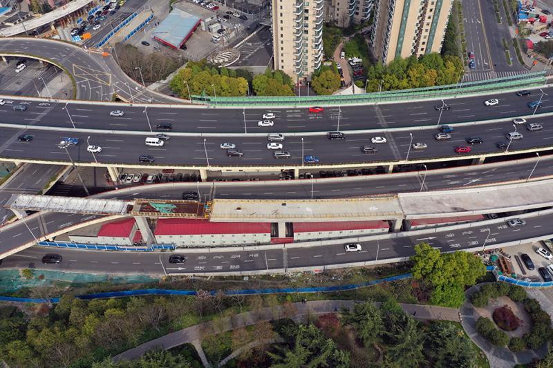 上海北横通道主线工程又进一步天目路转盘立交跨南北高架顶梁柱吊装