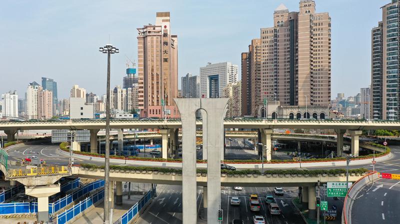 上海北横通道主线工程又进一步天目路转盘立交跨南北高架顶梁柱吊装