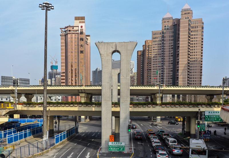 上海北横通道主线工程又进一步天目路转盘立交跨南北高架顶梁柱吊装