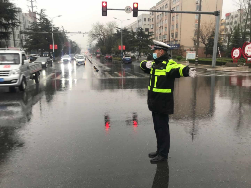 保畅通促安全山东交警雨中执勤尽职责坚守岗位保平安