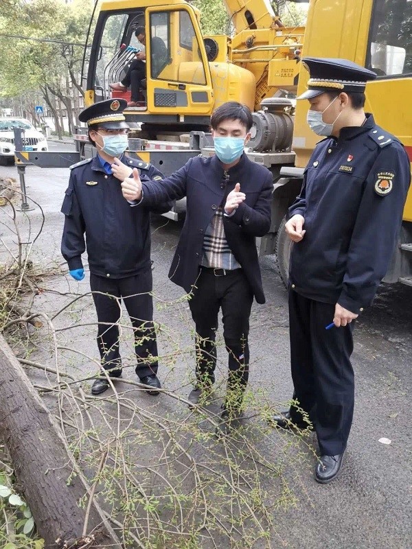 图说:城管队员现场执法 采访对象供图