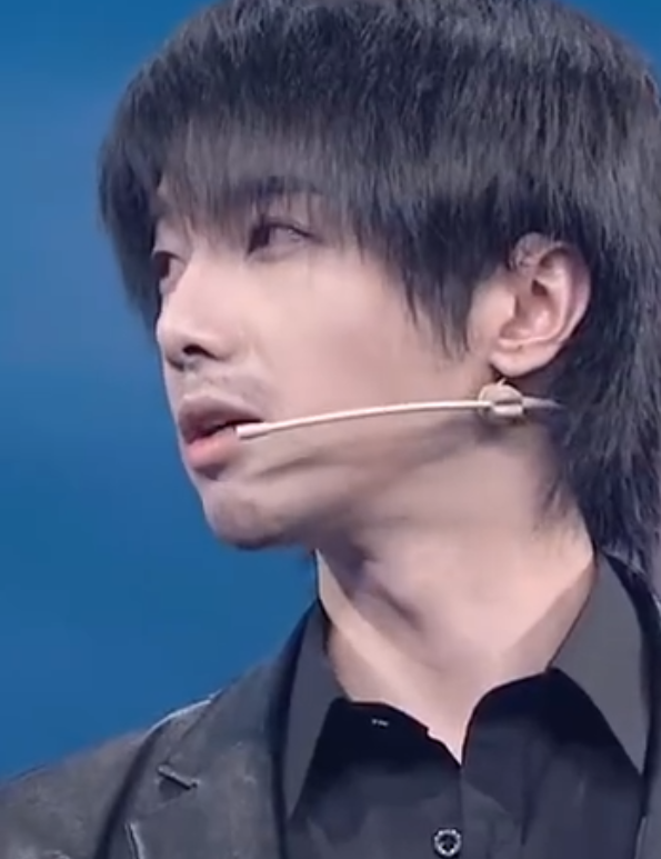 有一种成熟叫华晨宇粘胡子,明明只有30岁,却像奔四十的人