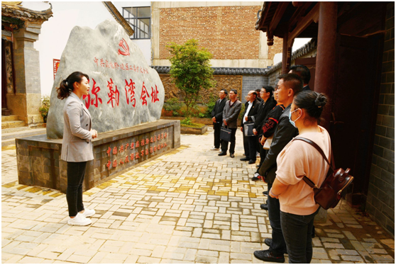 工作者王廷基住房兴建的,平寨乡布凹村党总支书记徐绍恒作了详细介绍