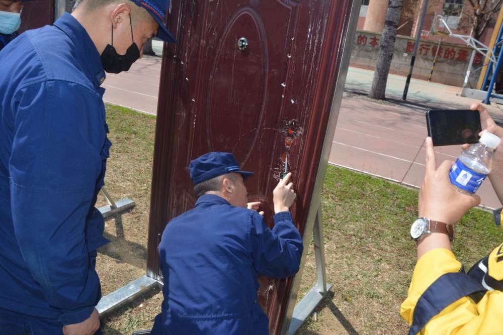 破拆防盗门用大力就行消防员没那么简单