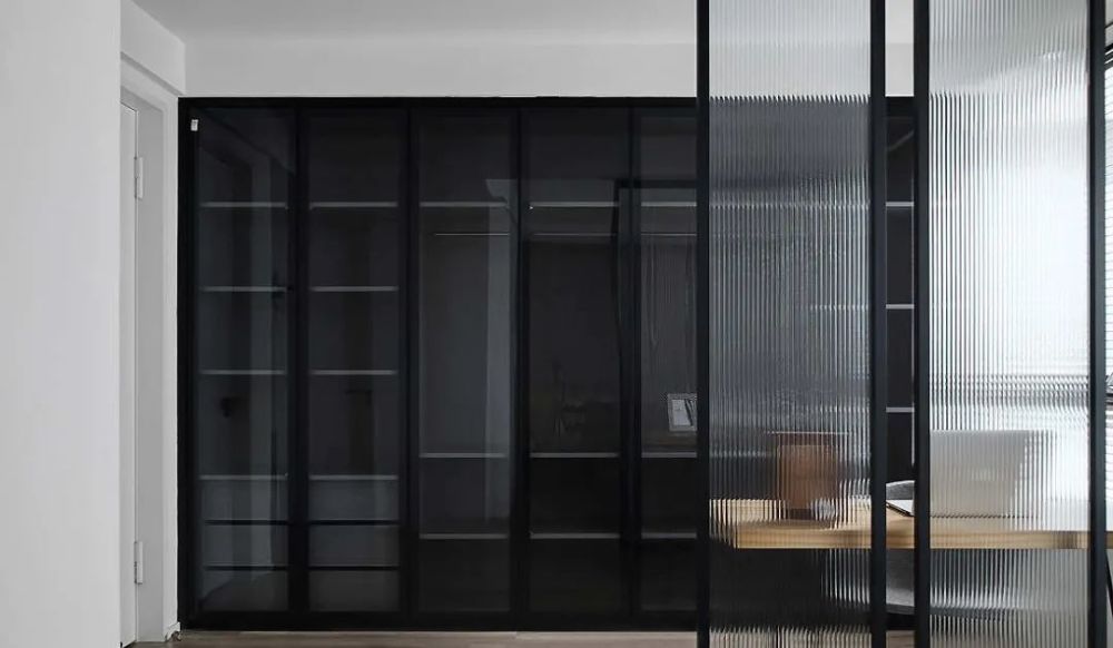 沿墙面设立的收纳柜采用通透的黑框玻璃门有质感又不会沉闷卫生间卫生