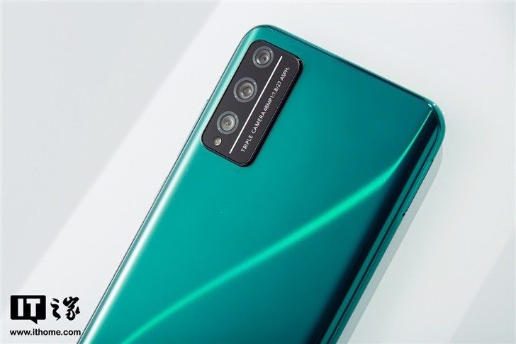 荣耀play4tpro图赏蓝水翡翠清澈深邃