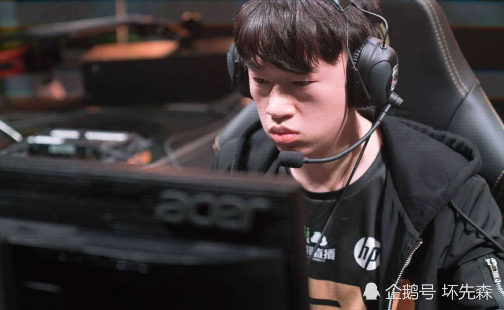 LPL春季赛Uzi离开后，小虎直播回应他离开后没人敢站出来说话