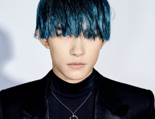 有一种整容叫易烊千玺染蓝发本来以为会非主流没想到却美成漫画王子