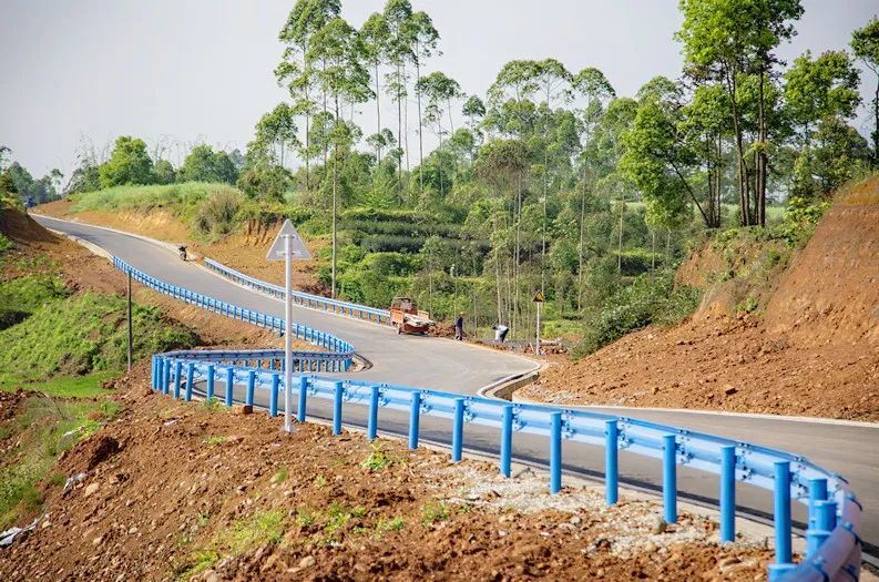 从起点符溪镇汪萍村峨眉河绿道直至双福镇大西南茶叶市场,一条宽近6.