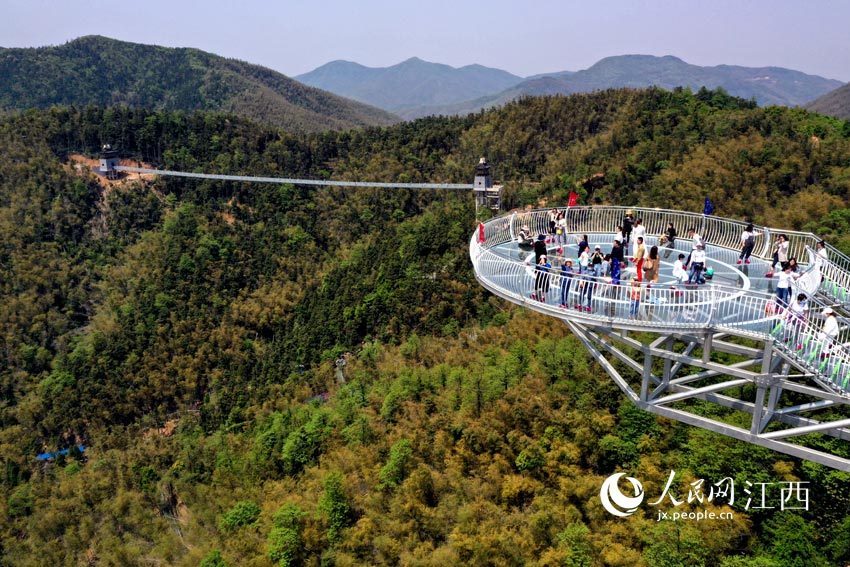 最高溫將近27℃,儘管不是節假日,但南昌市灣裡區梅嶺鎮太陽谷卻是人流