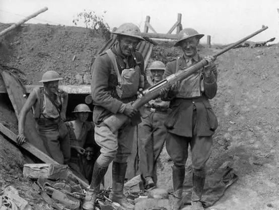 亚眠战役中,协约国的兵力包含由澳大利亚,加拿大,英国与法国等多国