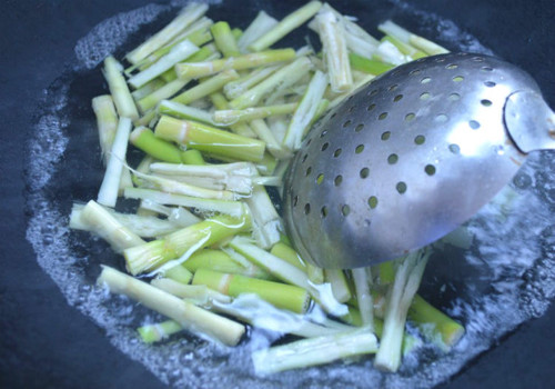 因為春筍本身會帶有一些苦澀的味道,在焯水後,苦澀味基本就能夠去除了