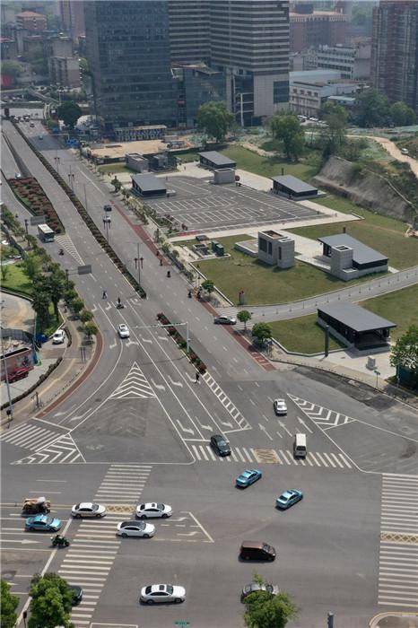 这种情况下韶山路19个红绿灯只用等一个长沙交警调控信号治堵