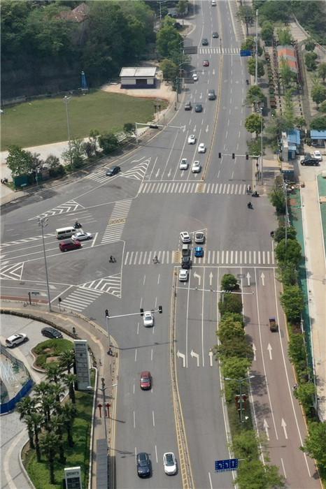 这种情况下韶山路19个红绿灯只用等一个长沙交警调控信号治堵