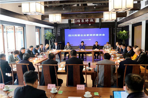 今天(4月9日)上午,位于成都新会展中心的川商会馆有点热闹.