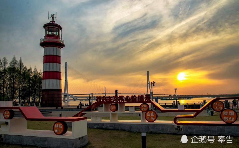 长江三桥近在咫尺,江心洲的灯塔修葺一新,日落晚霞之美是鱼嘴湿地的