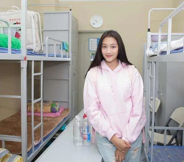 关晓彤精修图和直播比起来差距大吗