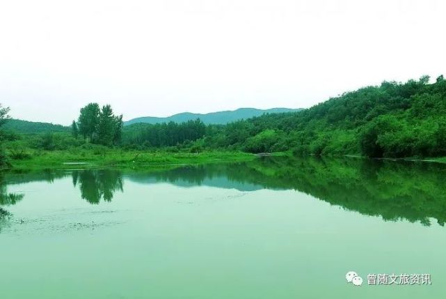 均川迎水村春风拂过河两岸