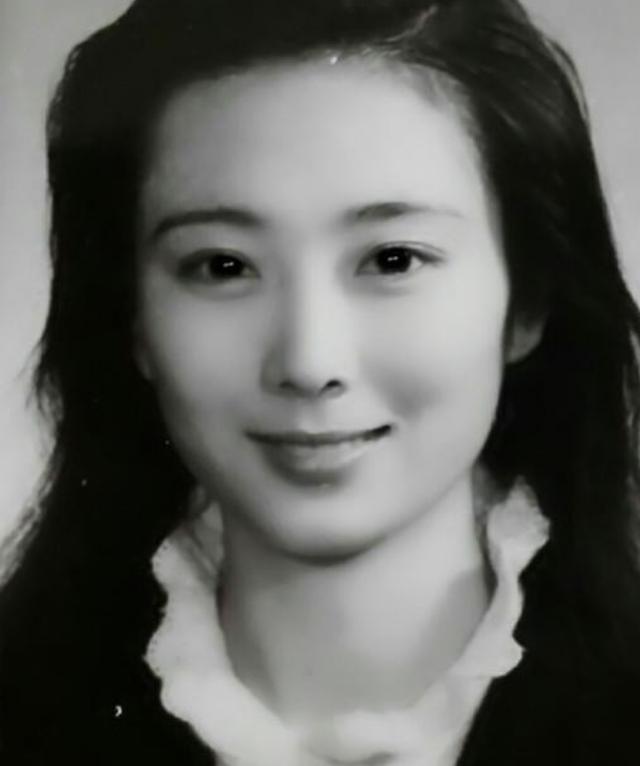 其实,她的影视首秀是《走向远方》,扮演女配角"杜建英",并凭借这一