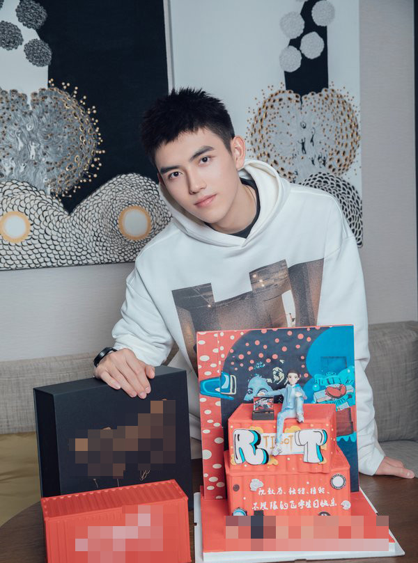 陈凯歌夫妇三代同堂设宴为陈飞宇庆生独缺大儿子陈雨昂