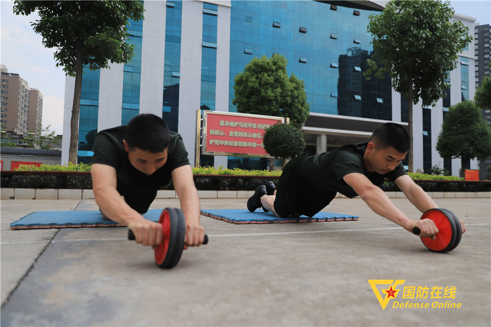 来看看兵哥哥的创意训练,一起花样练体能!