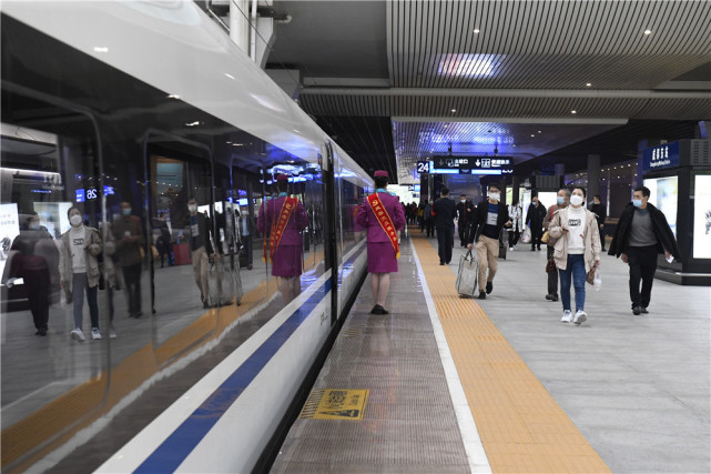 国内首条川渝贵跨省环线动车今天从成都东站发车