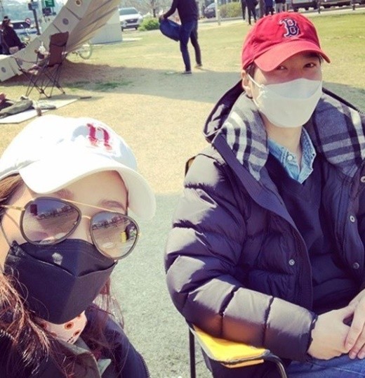 疫情下,高志溶和妻子许阳林汉江出游,晒甜蜜情侣自拍随着疫情扩散