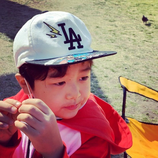 儿子高昇材暂时摘下口罩吃着零食,引发争议有网友提出了质疑"在政府