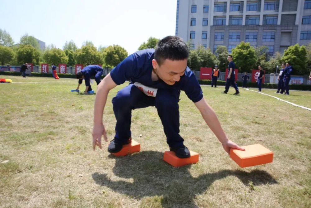1500米徒手跑冬训科目接力5000米负重单杠吊卷腿单杠卷身上单杠卷身上