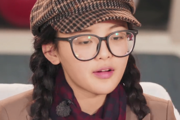 高度近视是啥体验?杨超越素颜戴眼镜,"狗狗眼"变"绿豆眼"_腾讯新闻