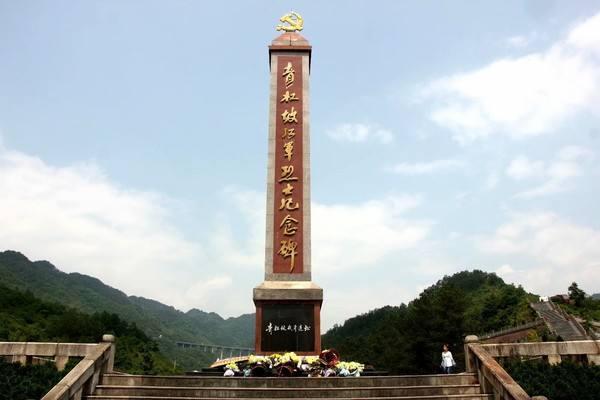 青杠坡红军烈士纪念碑