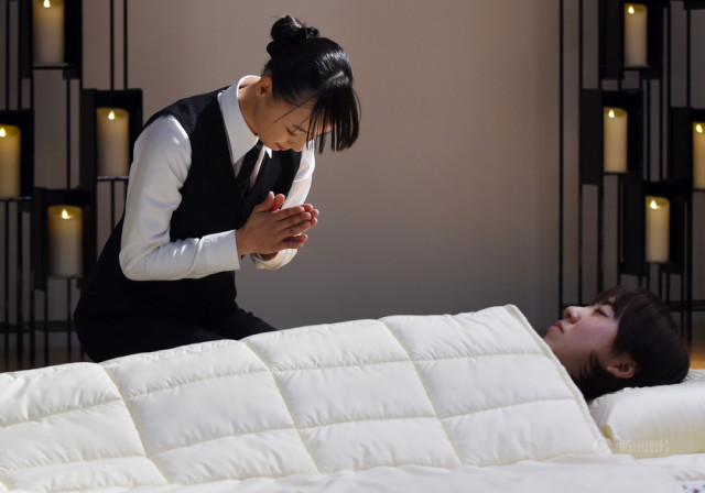 日本殡葬博览会现场演示入殓仪式