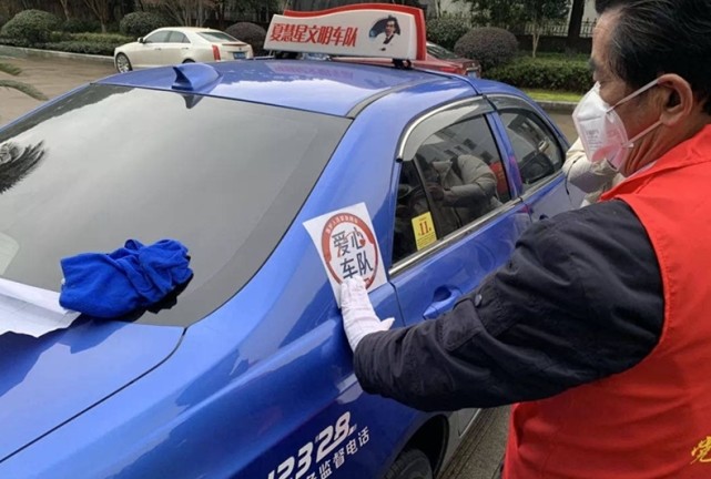 夏师傅在自己的车上贴上"爱心车队"标识.通讯员供图