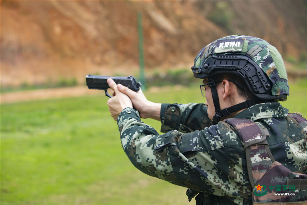 考兵先考官!武警来宾支队严密组织首长机关手枪精度射击