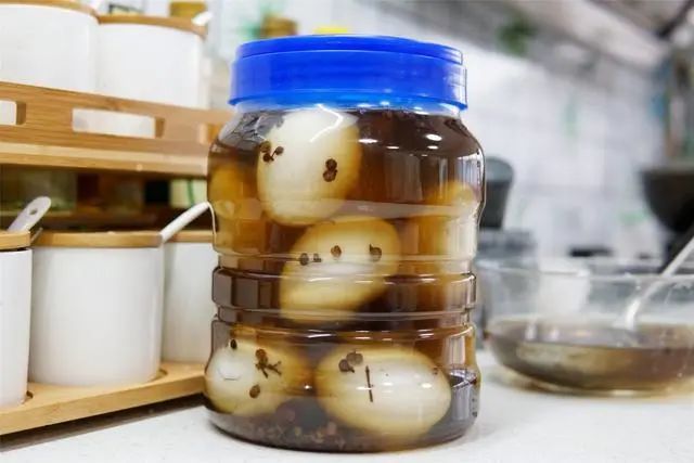 腌制鸭蛋的时间一般30天就可以了,但是还是需要根据季节来调整腌制的