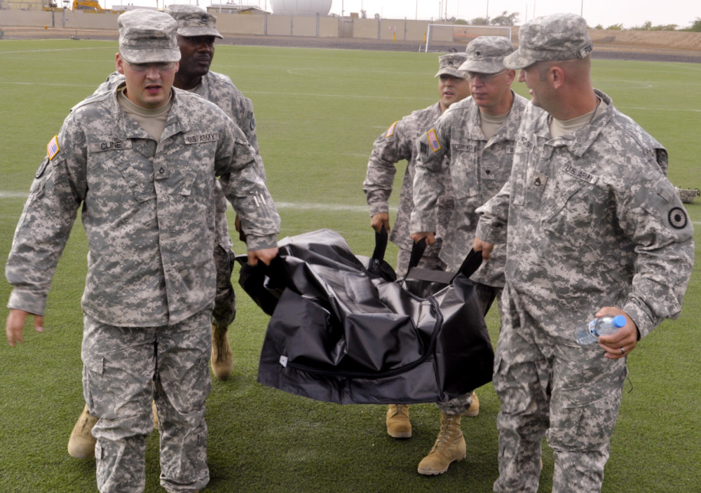 大批死者挤满太平间,美军出动收尸部队,10万裹尸袋派上用场
