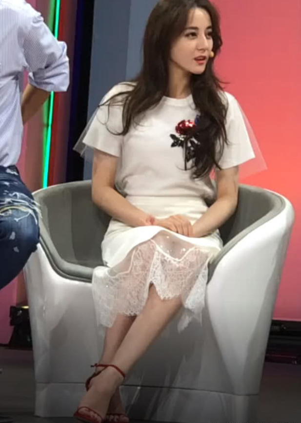 有一种坐姿叫迪丽热巴的交叉腿镜头放大10倍网友不敢模仿