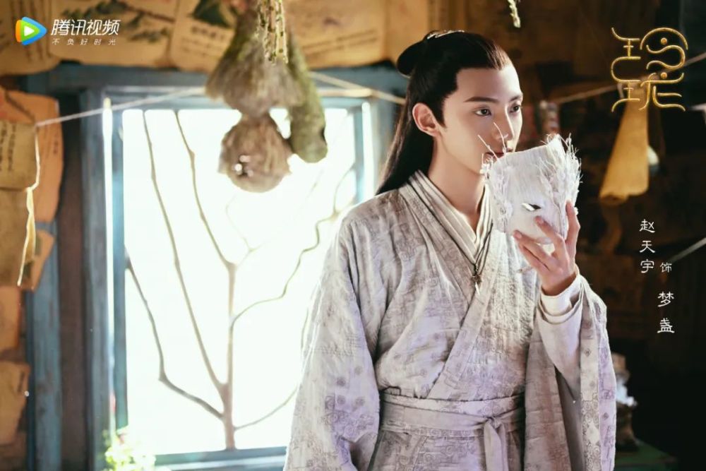 赵天宇饰演的梦盏,手执面具俊逸清秀,这位神秘强大毒舌傲娇的少年阁主