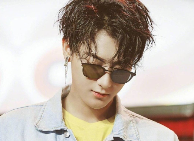 黄子韬开直播展示卧蚕,公开人生梦想,他太想谈恋爱了_腾讯新闻