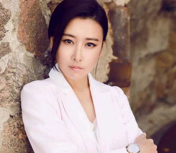 因身材走红的毛俊杰,被称为人间富贵花,女人味十足的她登上热搜