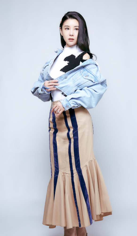 李小萌不愧是被老公宠成小孩,35岁上台穿6岁小孩衫,甜到爆表_腾讯新闻