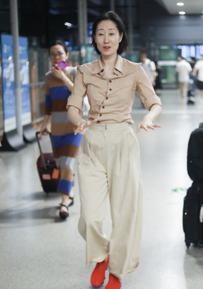 马伊琍不惧身材挑战束腰裤搭配衬衫时尚新潮可惜小肚腩不给力