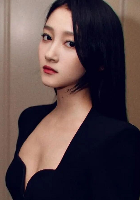 关晓彤这是忘记p图了腿和脸差了10个色号工作室再次被骂惨