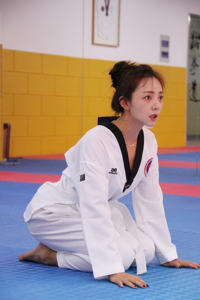 电影大赢家演孕妇陶慧生活中竟是个健身少女跆拳道贼溜