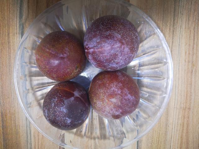 蛋摆在农村集市的地摊上来卖的话,可能很像那种几毛钱一斤的烂李子